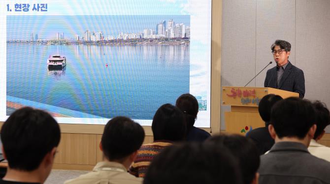 한강버스 멈춤 사고 관련해 브리핑하는 김선직 한강버스 대표 <사진=연합뉴스>