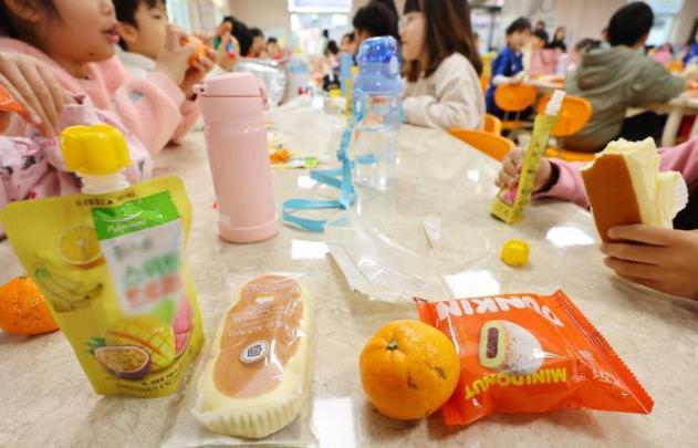 지난해 학교 비정규직 노동자 파업 당시 대체식 빵과 주스 <사진=연합뉴스>