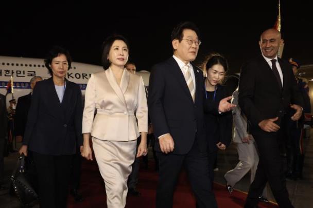 카이로 공항 나서는 이재명 대통령과 김혜경 여사 <사진=연합뉴스>