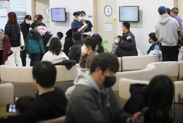 병원에서 대기하는 환자들 <사진=연합뉴스>