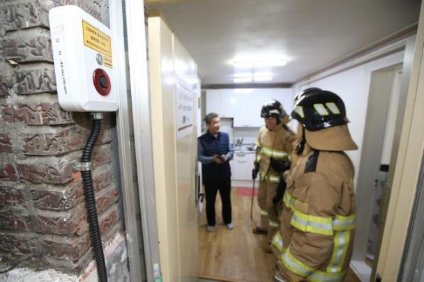 비상벨 시연 <사진=서울 종로구 제공> 