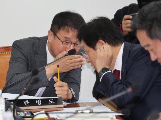 대화하는 한병도 소위원장-박형수 간사 <사진=연합뉴스>