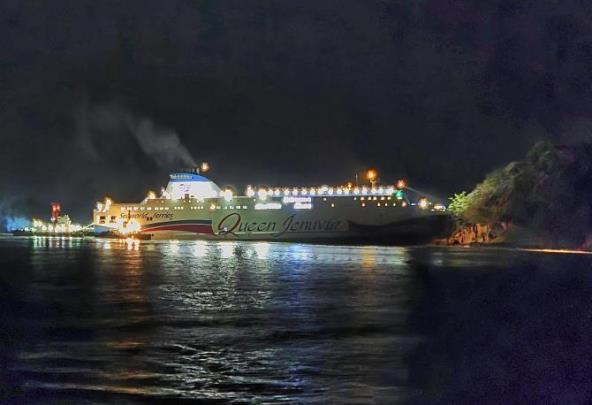 신안 족도에서 벗어나는 퀸제누비아2호 <사진=연합뉴스>