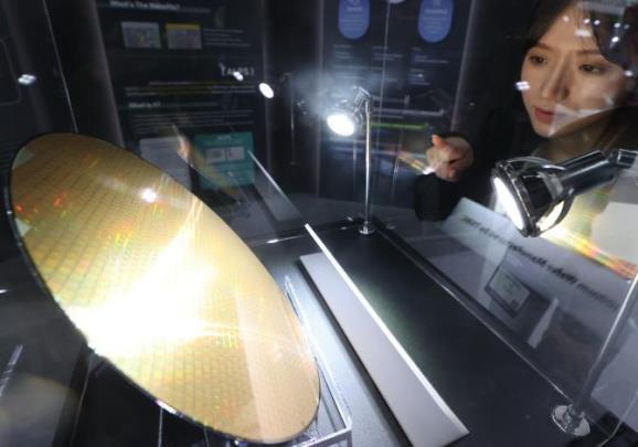반도체대전에 전시된 웨이퍼 <사진=연합뉴스>