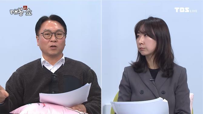 TBS FM 봉지욱의 봉인해제 매봉산쇼 봉지욱 기자(좌), 문숙희 TBS 기자(우) <사진=TBS>