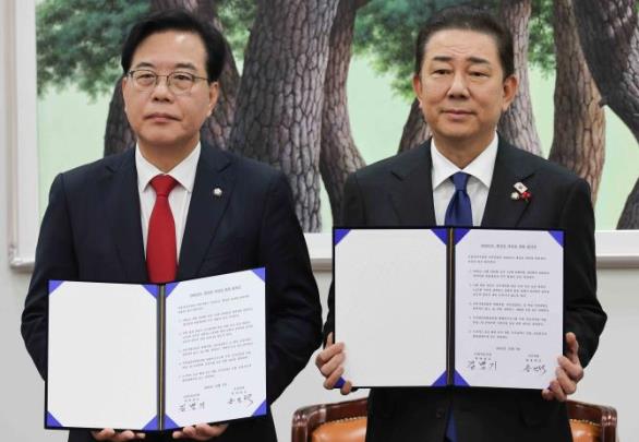 여야 원내대표, 2026년도 예산안 처리 합의문 서명 <사진=연합뉴스>