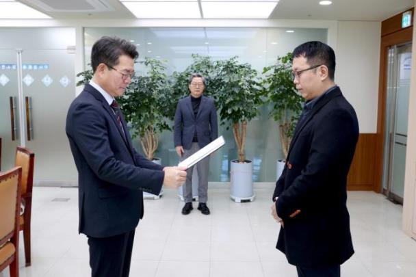 성동구도시관리공단 노동이사에 임명장을 주는 정원오 성동구청장 <사진=성동구 제공>