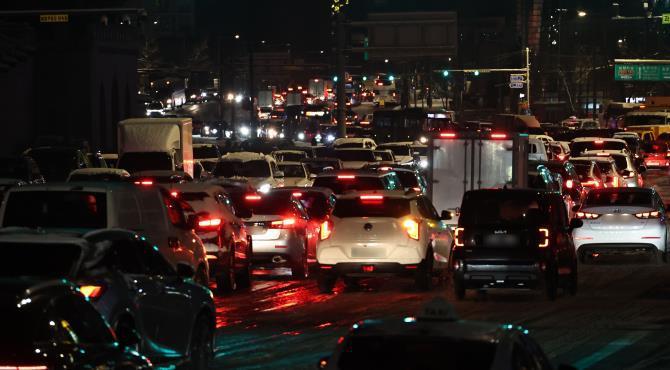 빙판길에 밤 늦게까지 도로 마비 <사진=연합뉴스>