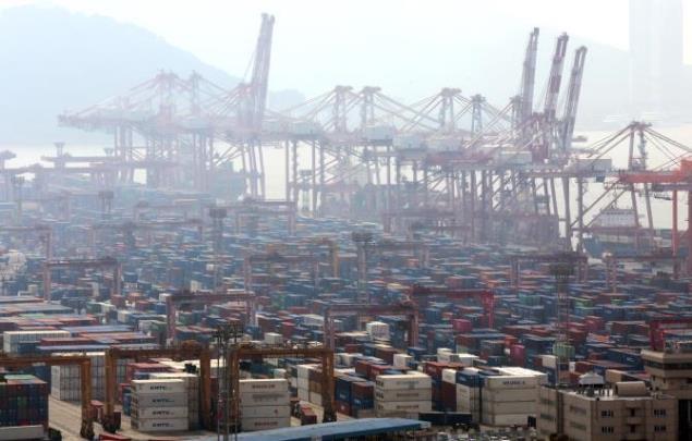 수출입 화물이 쌓여 있는 부산항 신선대부두 <사진=연합뉴스>