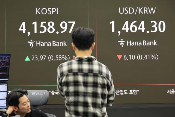 코스피, 살짝 오르며 출발 <사진=연합뉴스>