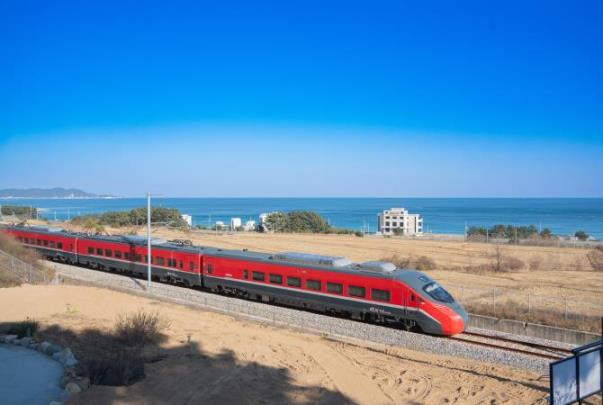 동해선 삼척∼영덕 구간을 달리는 열차 <사진=연합뉴스>