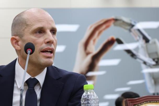 의원 질의에 답변하는 해롤드 로저스 쿠팡 대표이사 <사진=연합뉴스>