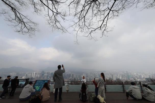 흐린 서울 하늘 <사진=연합뉴스>