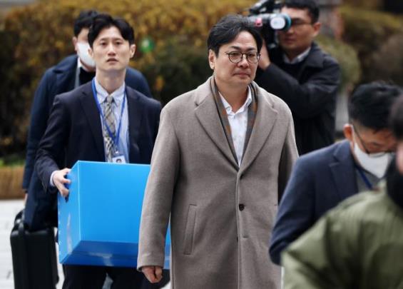 수색·검증영장 집행을 위해 한국은행 발권국으로 향하는 안권섭 특검팀 <사진=연합뉴스>