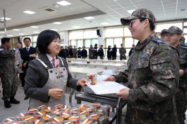 홍소영 병무청장, 공군1전비 방문해 장병들 격려 <사진=연합뉴스>