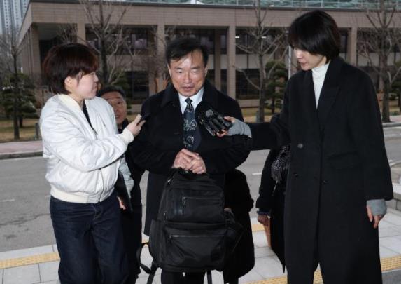 취재진 질문에 답하는 김종철 방미통위 위원장 <사진=연합뉴스> 