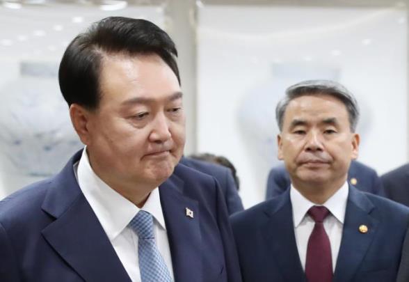 윤석열 전 대통령과 이종섭 전 국방부 장관 <사진=연합뉴스>