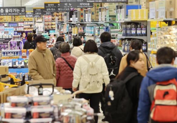 서울의 한 대형마트에서 장을 보는 시민들 <자료사진=연합뉴스>