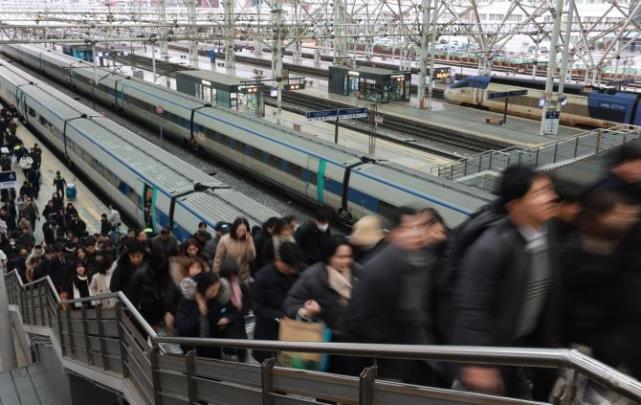 붐비는 서울역 <사진=연합뉴스>