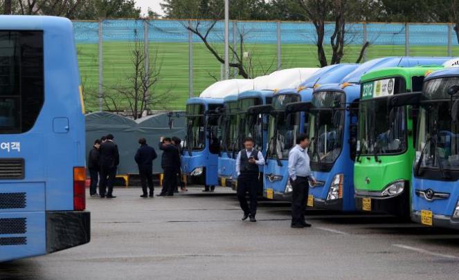 시내버스 두고 대기하는 기사들 <사진=연합뉴스>