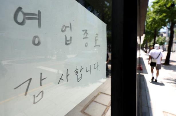 마포구 망원시장 상점에 붙은 민생회복 소비쿠폰 안내 <사진=연합뉴스>