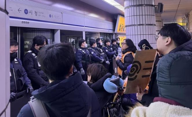 2일 아침 서울 지하철 1호선 시청역 <사진=연합뉴스>