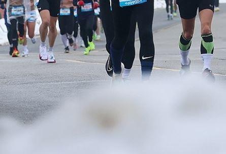 눈 쌓인 한강변 달리는 시민들 <사진=연합뉴스>