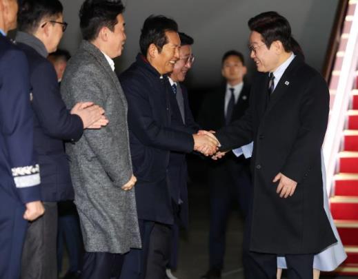 중국 국빈방문을 마치고 귀국한 이재명 대통령 <사진=연합뉴스>