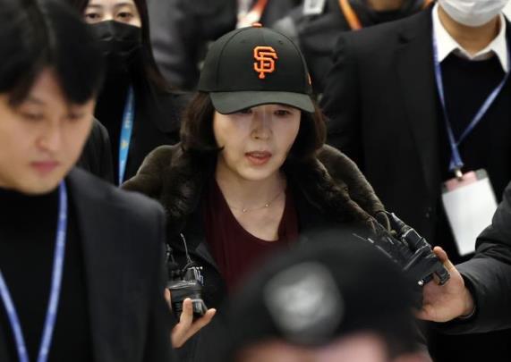 입국 후 취재진 질문에 답하는 김경 서울시의원 <사진=연합뉴스>