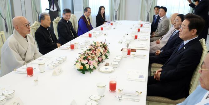 지난해 7월 9일 용산 대통령실에서 가진 종교 지도자들과의 오찬 <자료사진=연합뉴스>본