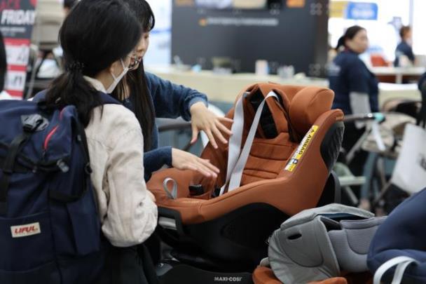 영유아 물품 둘러보는 소비자들 <사진=연합뉴스>