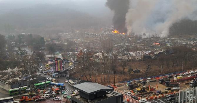 불길 치솟는 구룡마을 화재 현장 <사진=연합뉴스>