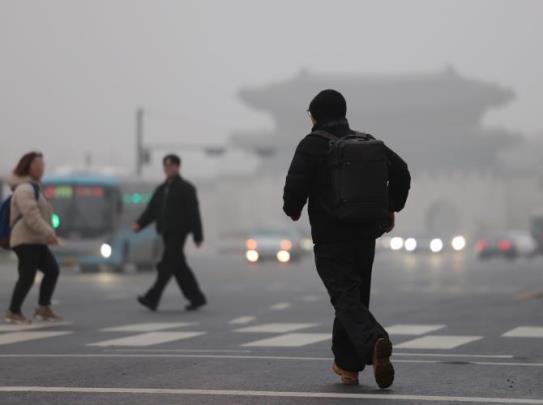 미세먼지로 뿌연 광화문 도심 <사진=연합뉴스>