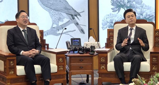 행정통합 방향 논의하러 만난 대전시장과 충남지사 <자료사진=연합뉴스>