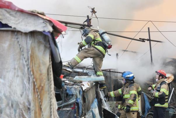 구룡마을 화재 잔불 정리 <사진=연합뉴스>
