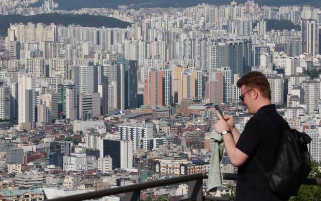 서울 시내 아파트 보는 외국인 <사진=연합뉴스>