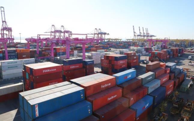 수출입 컨테이너 쌓인 인천신항 <사진=연합뉴스>