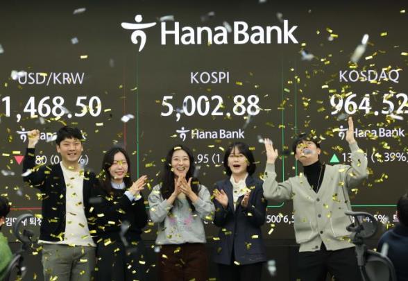 ''오천피'' 달성 축하하는 딜러들 <사진=연합뉴스>