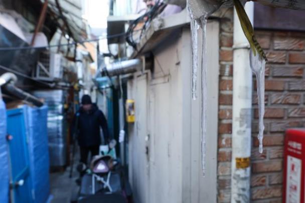 서울 종로구 돈의동 쪽방촌 고드름 <사진=연합뉴스>