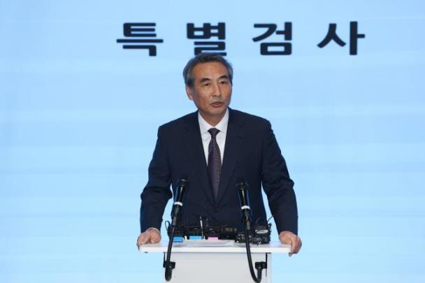 브리핑하는 민중기 특검 <사진=연합뉴스>