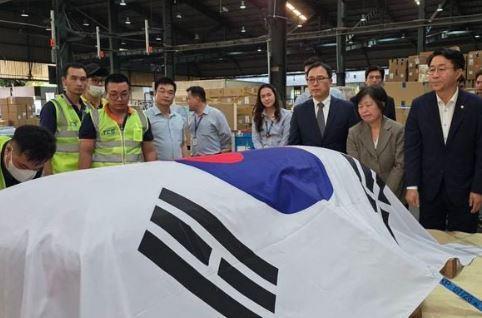 국내 운구되는 이해찬 전 총리 시신 <사진=연합뉴스>