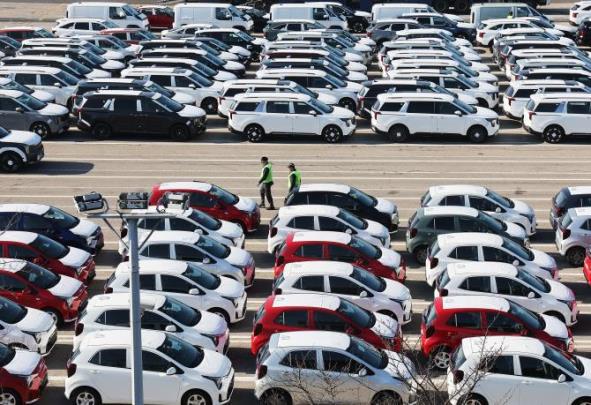 평택항에 세워진 수출용 자동차 <사진=연합뉴스>