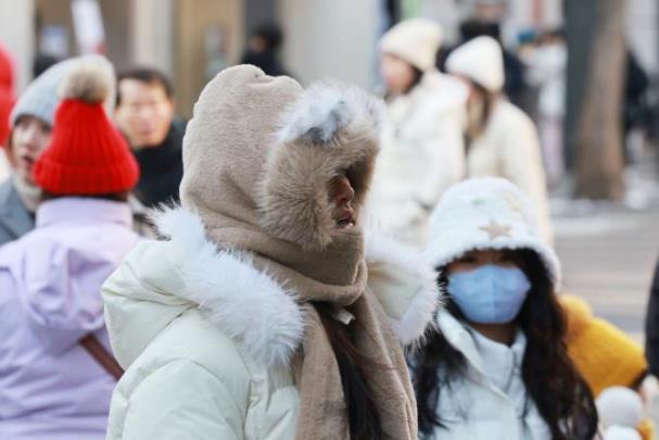 추위 속 시민들 <사진=연합뉴스>