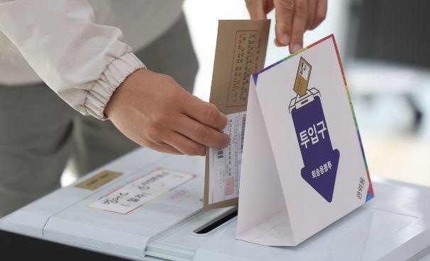 사전투표하는 유권자 <사진=연합뉴스>