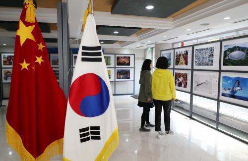 태극기와 중국 오성홍기 <사진=연합뉴스>