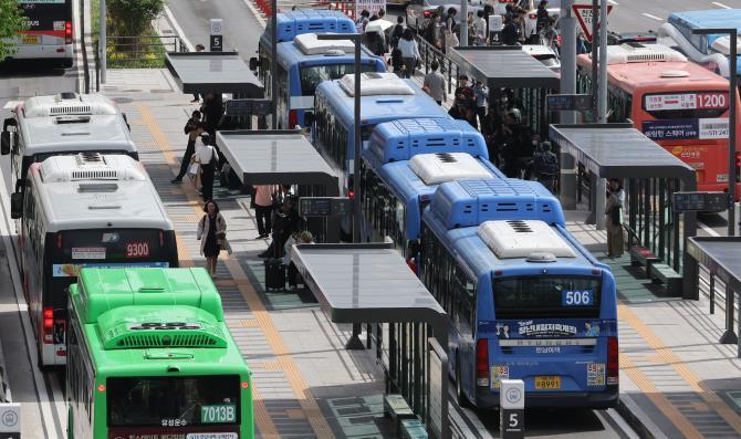 서울역 앞 버스환승센터 정류장 버스 <사진=연합뉴스>
