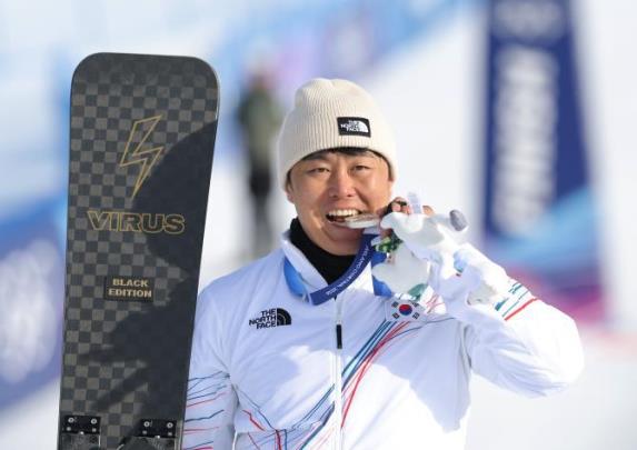 은메달 깨물어보는 김상겸 <사진=연합뉴스>