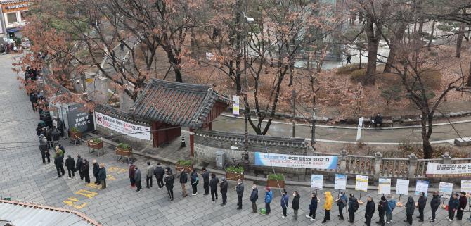 무료 급식 기다리는 어르신들 <사진=연합뉴스>