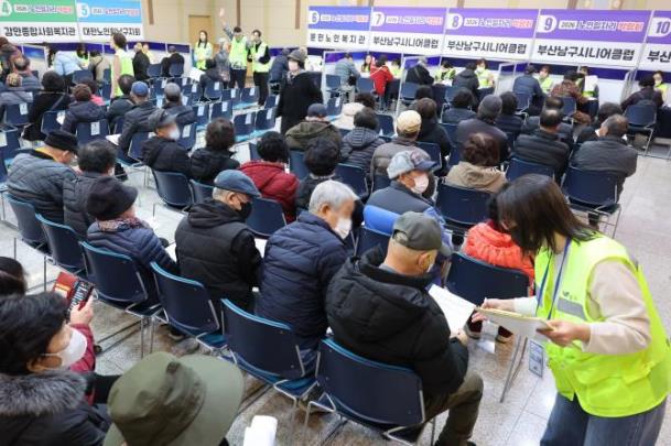 노인 일자리 박람회 찾은 어르신 구직자들 <자료사진=연합뉴스>