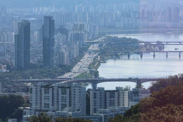 서울 남산에서 바라본 한강과 아파트 단지들 <자료사진=연합뉴스>